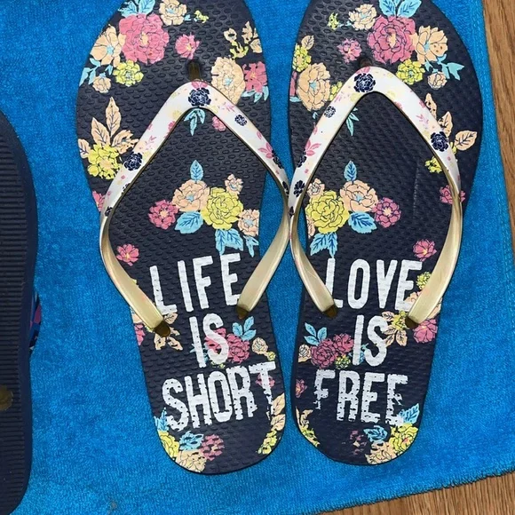 5 Pairs of Flip Flops - Picture 10 of 13